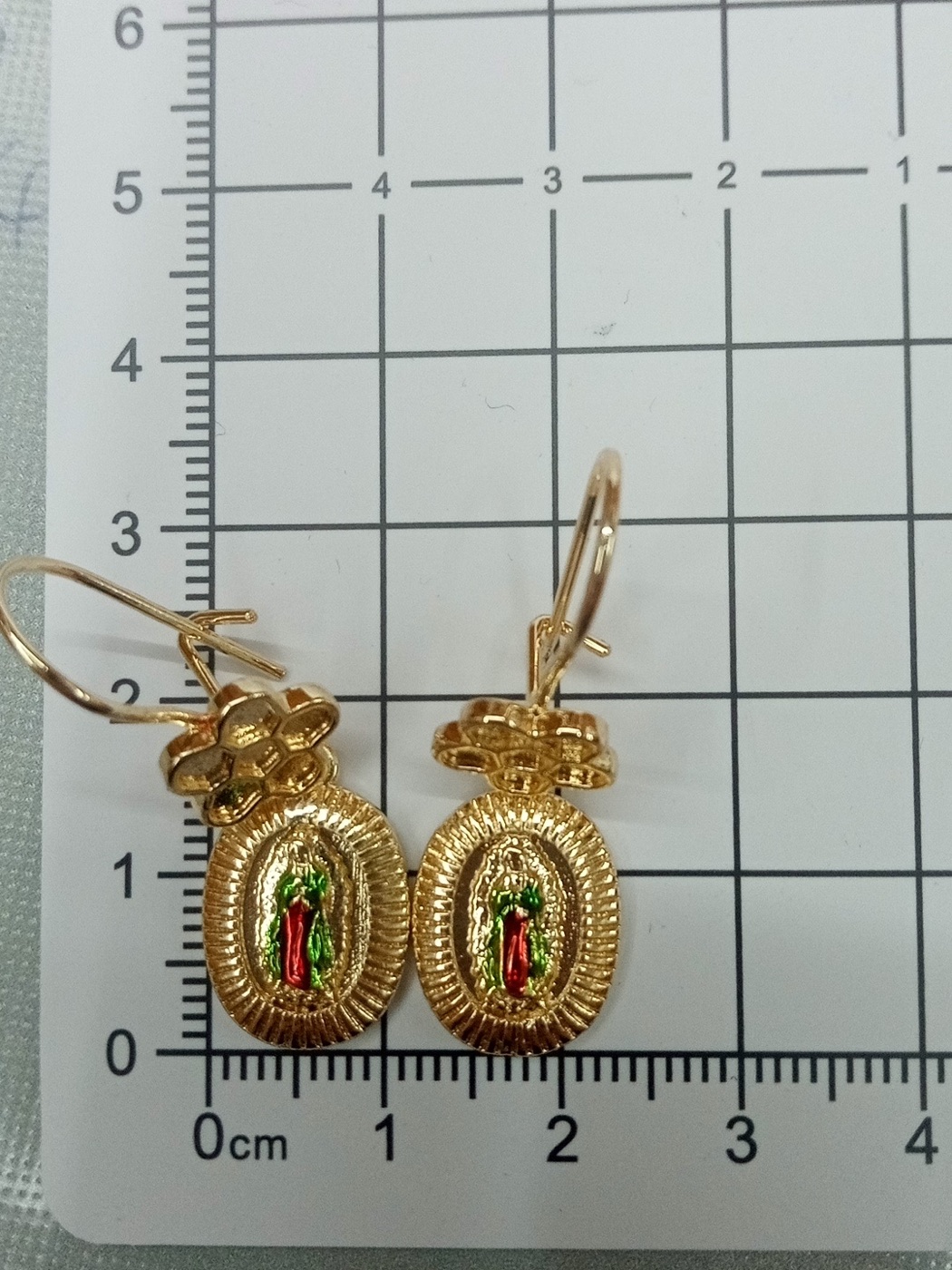 Par de aretes dorados con motivo de la Virgen de Guadalupe