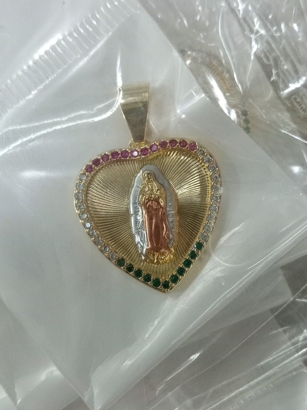 Dije en forma de corazón con la Virgen de Guadalupe y piedras de color