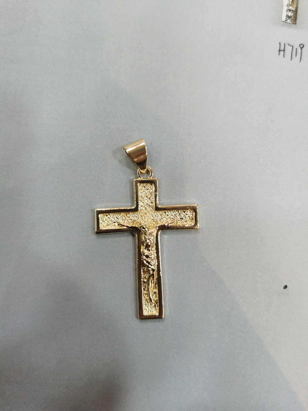 Crucifijo dorado de formato clásico