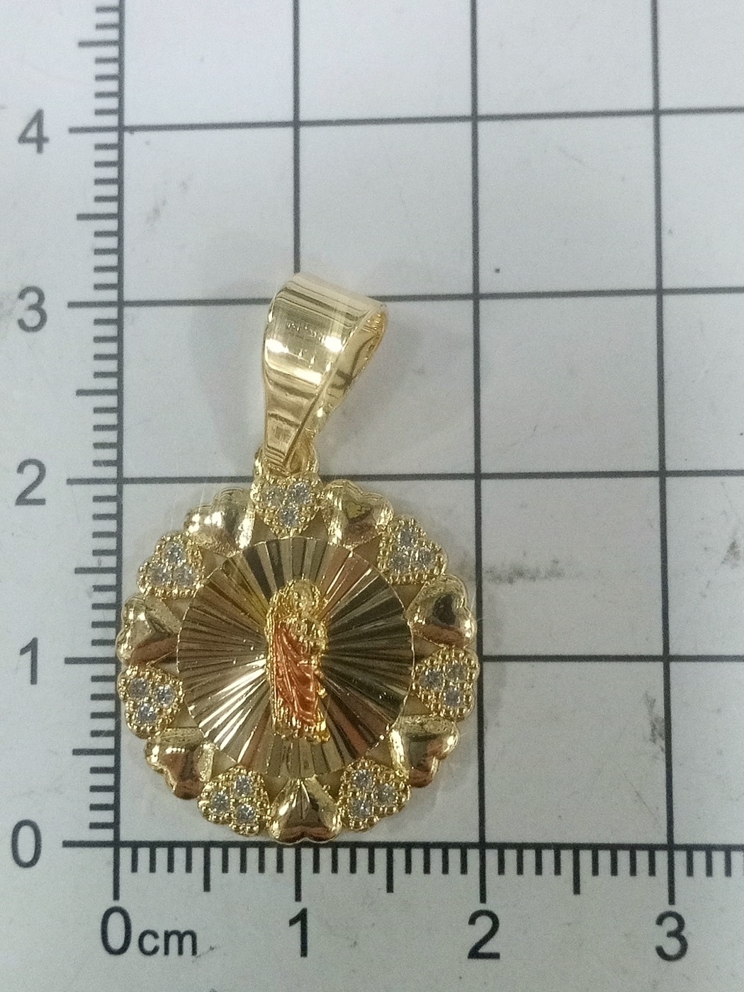 Medalla dorada de la Virgen de Guadalupe con pequeños cristales