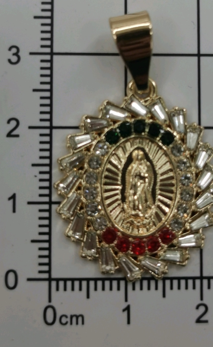 Medalla dorada de la Virgen de Guadalupe con cristales rojos, verdes y transparentes