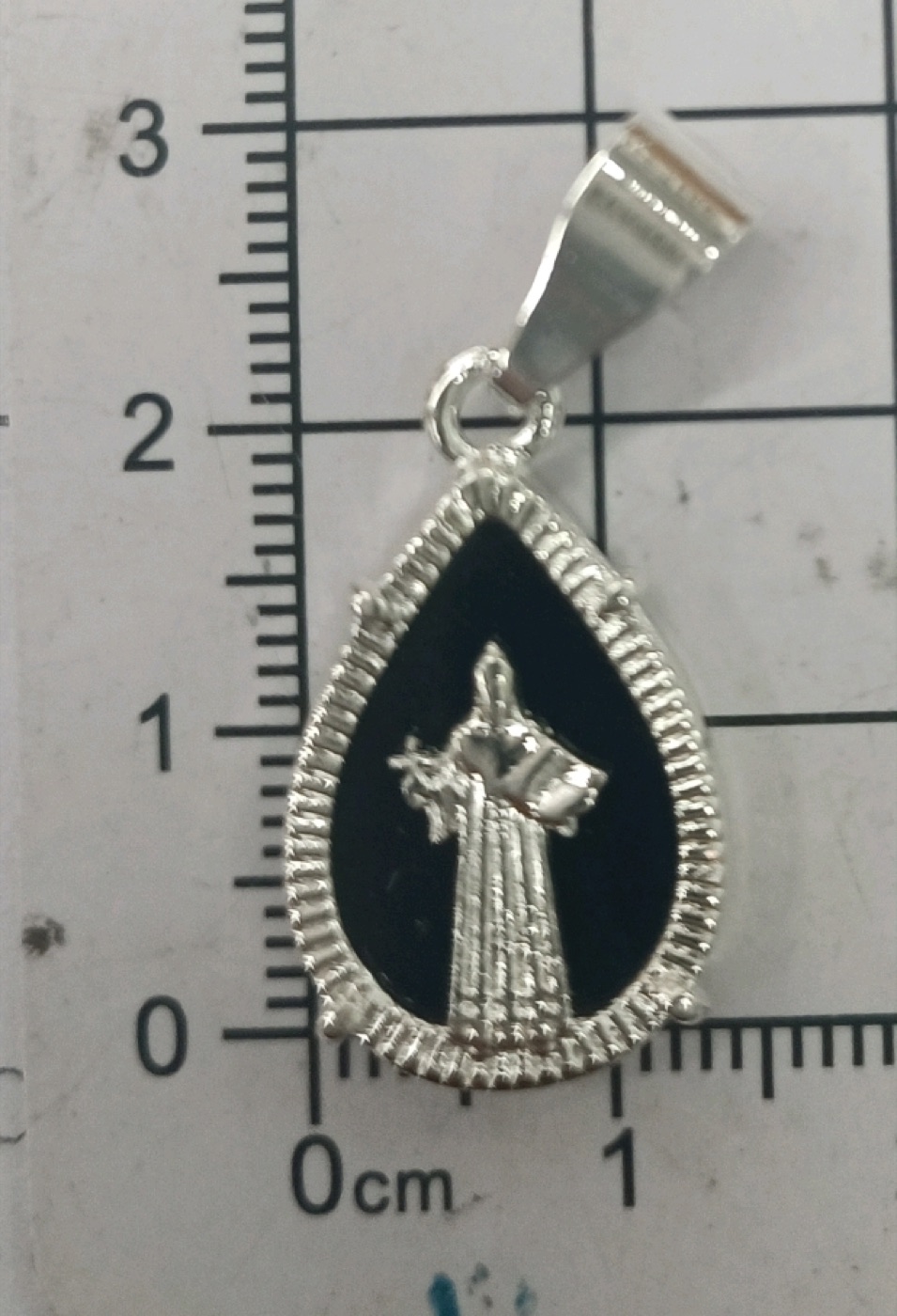 Medalla religiosa de fondo negro y acabado plateado